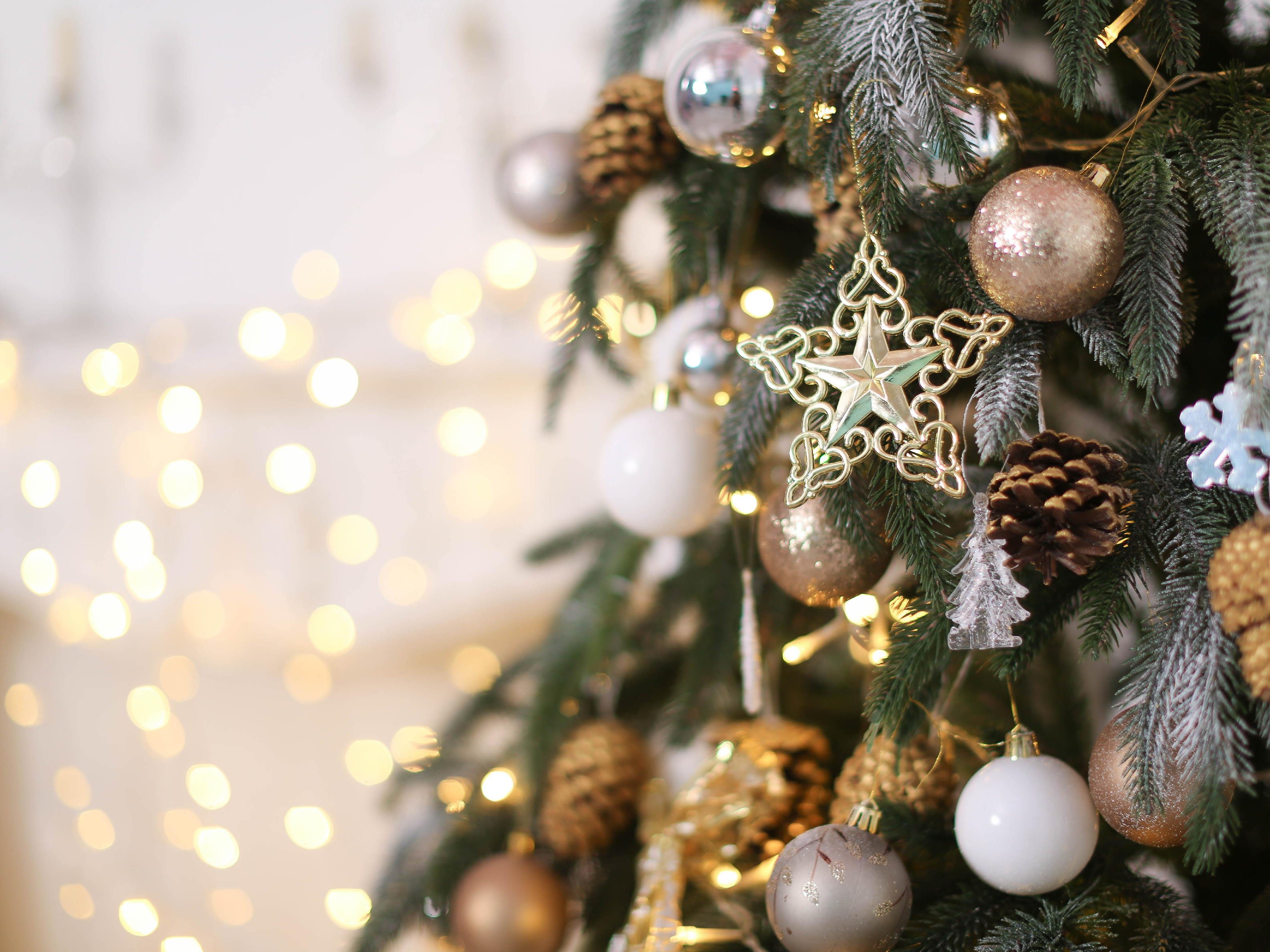 How to decorate a Christmas tree: Step-by-step guide