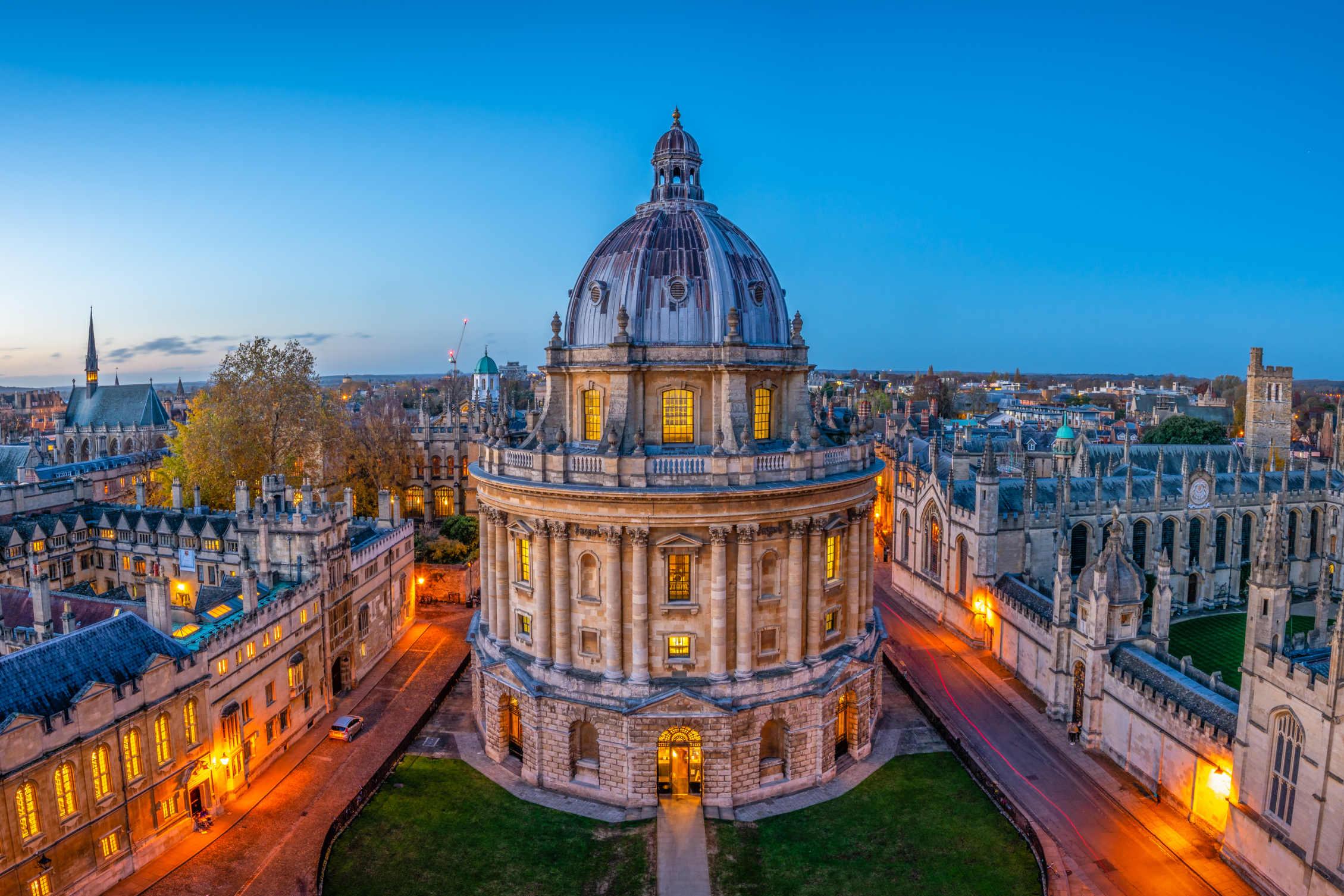 Oxford sights. Оксфорд. Оксфорд Англия университет. Сити-оф-Оксфорд университет.